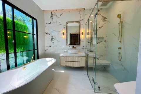 Chalet de 4 dormitorios en Bangkok, Tailandia № 133745 - foto 7