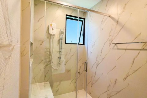 Chalet de 4 dormitorios en Bangkok, Tailandia № 133745 - foto 9