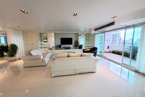 Condo in Watthana, Bangkok, Thailand, 3 bedrooms № 57935 - photo 8