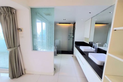 Condo in Watthana, Bangkok, Thailand, 3 bedrooms № 57935 - photo 2