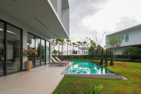 Casa de 4 dormitorios en Bang Lamung, Tailandia № 70347 - foto 2