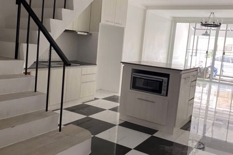 Casa de 3 dormitorios en Watthana, Bangkok, Tailandia № 47748 - foto 2
