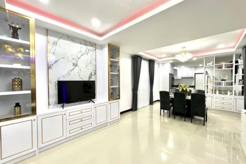 Casa de 3 dormitorios en Pattaya, Tailandia № 63687 - foto 11