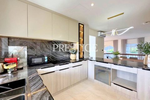 House in Pattaya, Thailand 5 bedrooms № 197863 - photo 6