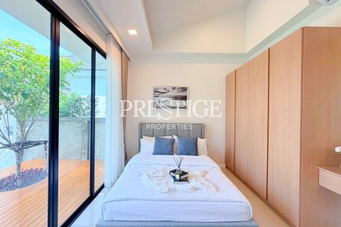 Casa de 4 dormitorios en Pattaya, Tailandia № 197858 - foto 14