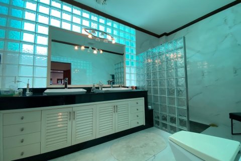 Chalet de 6 dormitorios en Hua Hin, Tailandia № 168349 - foto 22