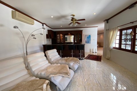 Chalet de 6 dormitorios en Hua Hin, Tailandia № 168349 - foto 17
