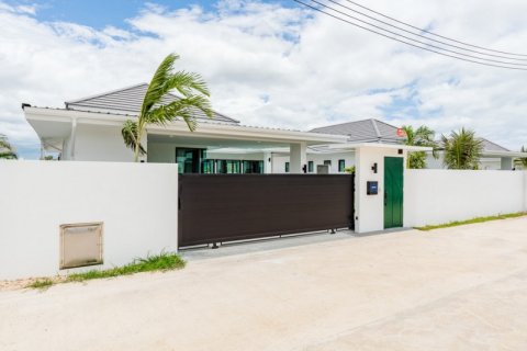Chalet de 3 dormitorios en Hua Hin, Tailandia № 168384 - foto 4