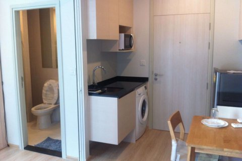 Condominio de 1 dormitorio en Huai Khwang, Bangkok, Tailandia № 62584 - foto 3