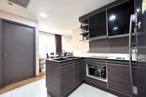 Condominio de 2 dormitorios en Khlong Toei, Bangkok, Tailandia № 62587 - foto 4
