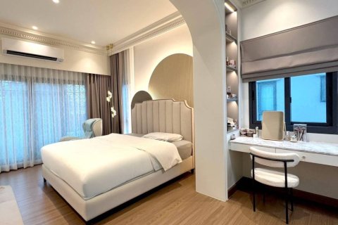 Casa de 4 dormitorios en Samut Prakan, Tailandia № 172651 - foto 10
