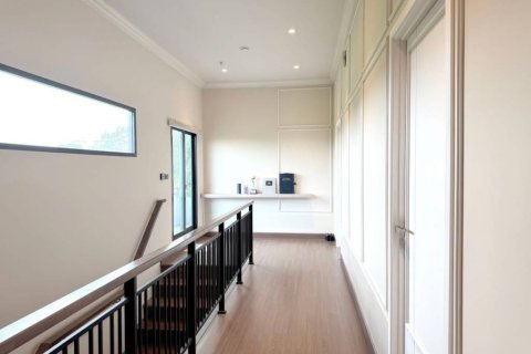 Casa de 4 dormitorios en Samut Prakan, Tailandia № 172651 - foto 4