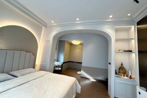Casa de 4 dormitorios en Samut Prakan, Tailandia № 172651 - foto 9