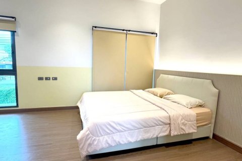 Casa de 4 dormitorios en Samut Prakan, Tailandia № 172651 - foto 8
