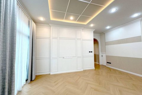 Casa de 4 dormitorios en Samut Prakan, Tailandia № 172651 - foto 2