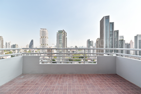 Condo in Bangkok, Thailand, 3 bedrooms № 187146 - photo 2
