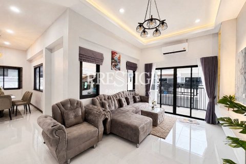 Casa de 3 dormitorios en Pattaya, Tailandia № 197496 - foto 4