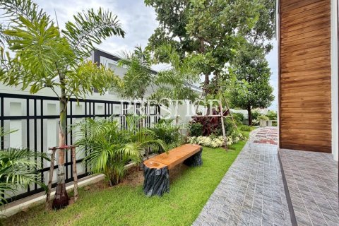 Casa de 3 dormitorios en Pattaya, Tailandia № 197497 - foto 24