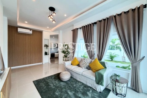 Casa de 3 dormitorios en Pattaya, Tailandia № 197497 - foto 3