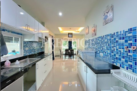 Casa de 3 dormitorios en Pattaya, Tailandia № 220683 - foto 11