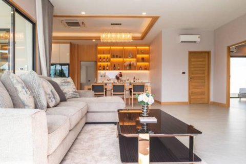 Chalet de 4 dormitorios en Pattaya, Tailandia № 134703 - foto 10