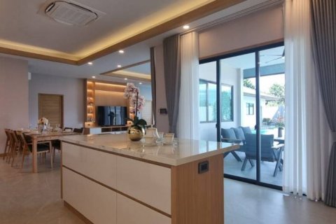 Chalet de 4 dormitorios en Pattaya, Tailandia № 134703 - foto 6