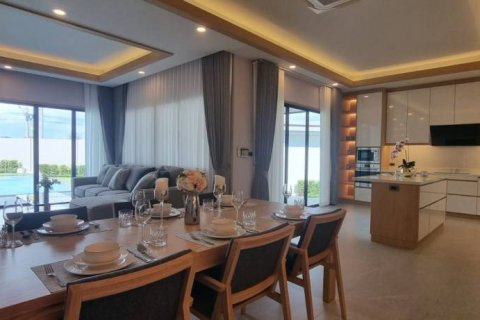 Chalet de 4 dormitorios en Pattaya, Tailandia № 134703 - foto 7
