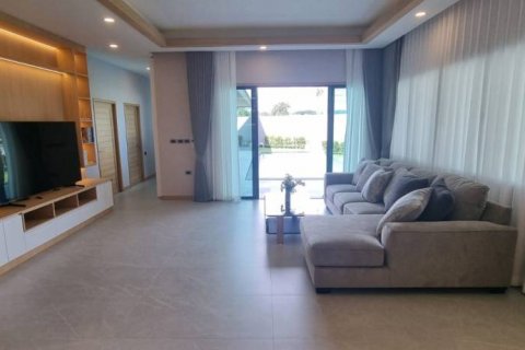 Chalet de 4 dormitorios en Pattaya, Tailandia № 134703 - foto 3