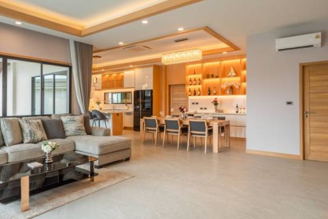 Chalet de 4 dormitorios en Pattaya, Tailandia № 134703 - foto 9
