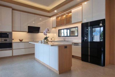 Chalet de 4 dormitorios en Pattaya, Tailandia № 134703 - foto 4
