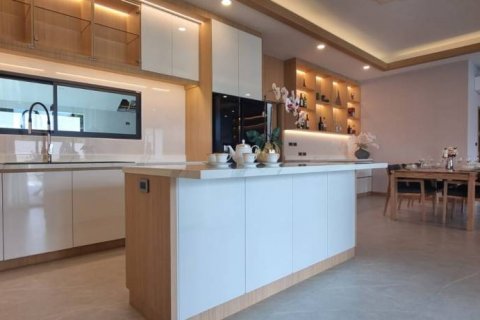 Chalet de 4 dormitorios en Pattaya, Tailandia № 134703 - foto 5
