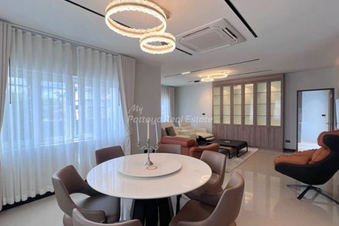 Casa de 5 dormitorios en Bang Lamung, Tailandia № 178977 - foto 2