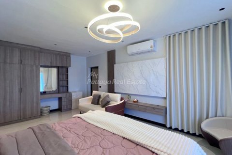 Casa de 5 dormitorios en Bang Lamung, Tailandia № 178977 - foto 16