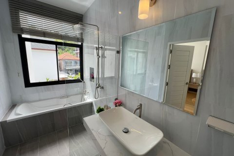 Chalet de 4 dormitorios en Kamala, Tailandia № 165262 - foto 24