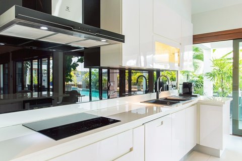 Chalet de 4 dormitorios en Hua Hin, Tailandia № 168268 - foto 15