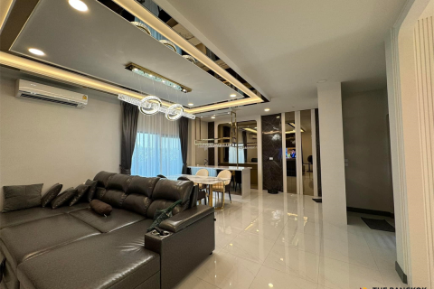 House in Bangkok, Thailand 4 bedrooms № 189363