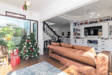 Chalet de 4 dormitorios en Pattaya, Tailandia № 164839 - foto 12