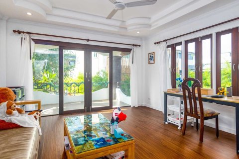 Chalet de 4 dormitorios en Pattaya, Tailandia № 164839 - foto 13