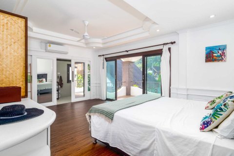 Chalet de 4 dormitorios en Pattaya, Tailandia № 164839 - foto 15