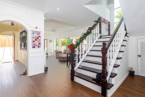 Chalet de 4 dormitorios en Pattaya, Tailandia № 164839 - foto 11