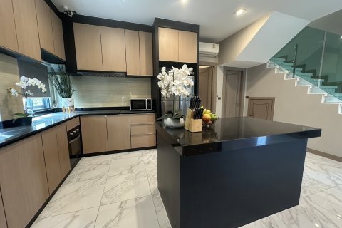 Casa de 4 dormitorios en Pattaya, Tailandia № 164840 - foto 17