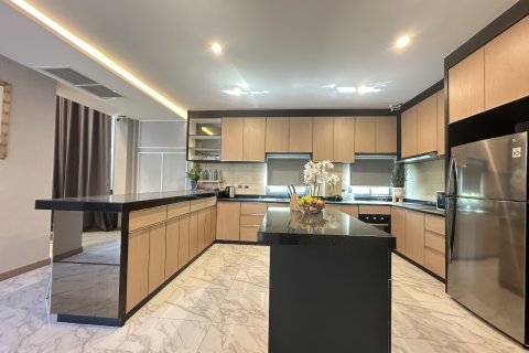 Casa de 4 dormitorios en Pattaya, Tailandia № 164840 - foto 18