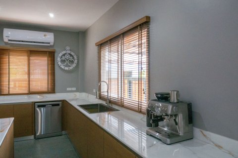 Chalet de 4 dormitorios en Pattaya, Tailandia № 164838 - foto 10