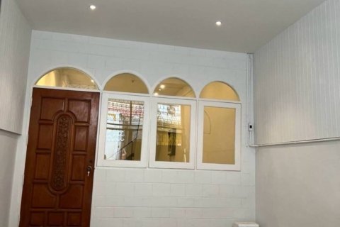 Adosado de 4 dormitorios en Khlong San, Bangkok, Tailandia № 172946 - foto 2