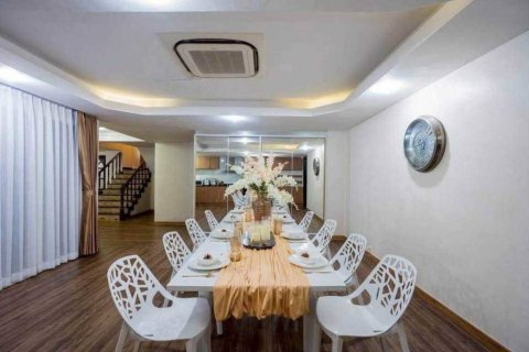 Chalet de 4 dormitorios en Pattaya, Tailandia № 172943 - foto 4