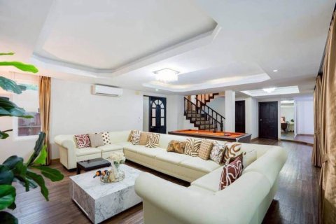 Chalet de 4 dormitorios en Pattaya, Tailandia № 172943 - foto 3