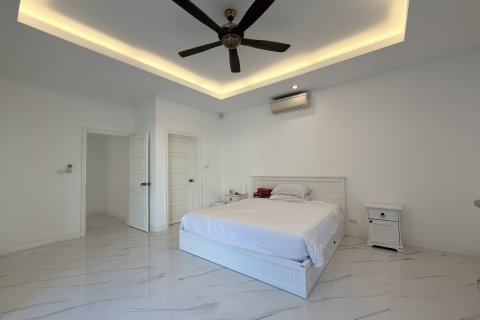 Chalet de 8 dormitorios en Pattaya, Tailandia № 203388 - foto 16