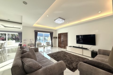 Chalet de 8 dormitorios en Pattaya, Tailandia № 203388 - foto 8