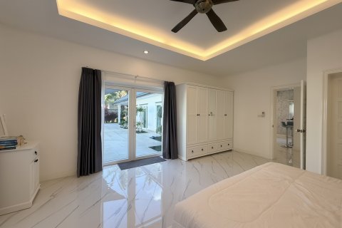 Chalet de 8 dormitorios en Pattaya, Tailandia № 203388 - foto 17