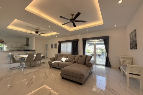 Chalet de 8 dormitorios en Pattaya, Tailandia № 203388 - foto 9